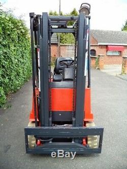 Linde electric counterbalance forklift truck