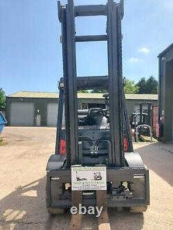 Chariot élévateur à gaz Linde H50t de 5000 kg avec mât triple de 4,6 mètres et cabine complète.