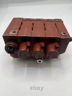 L0009442702 Linde 3 Spool Valve SKU-11220827A <br/> 	
	<br/>
Traduction en français: Vanne à 3 voies Linde L0009442702 SKU-11220827A